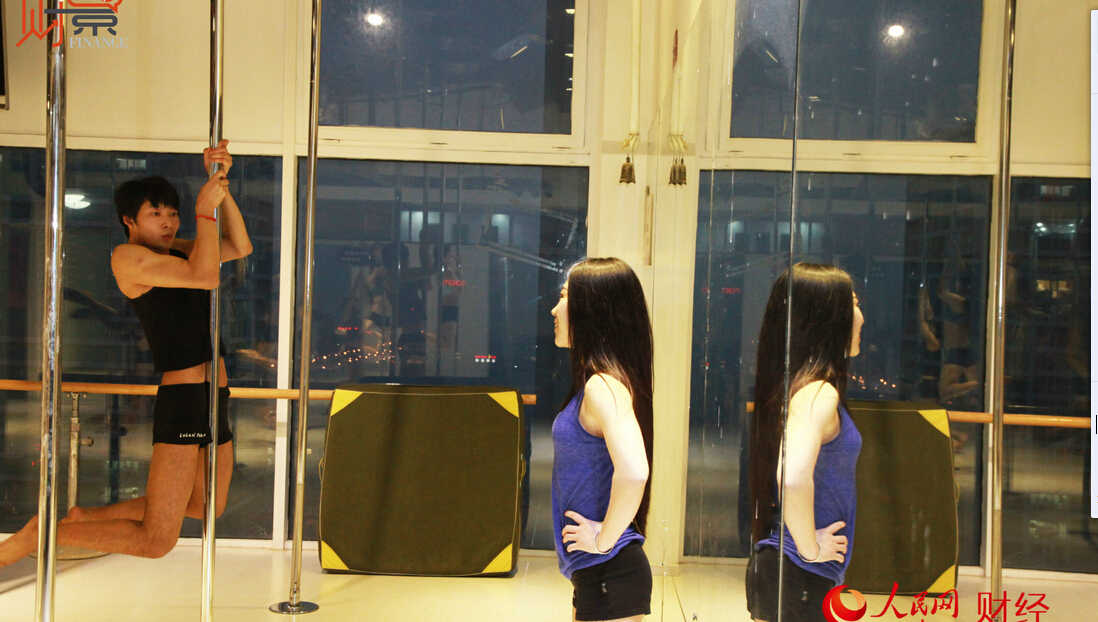 إكتشاف حياة راقصة العمود في بكين