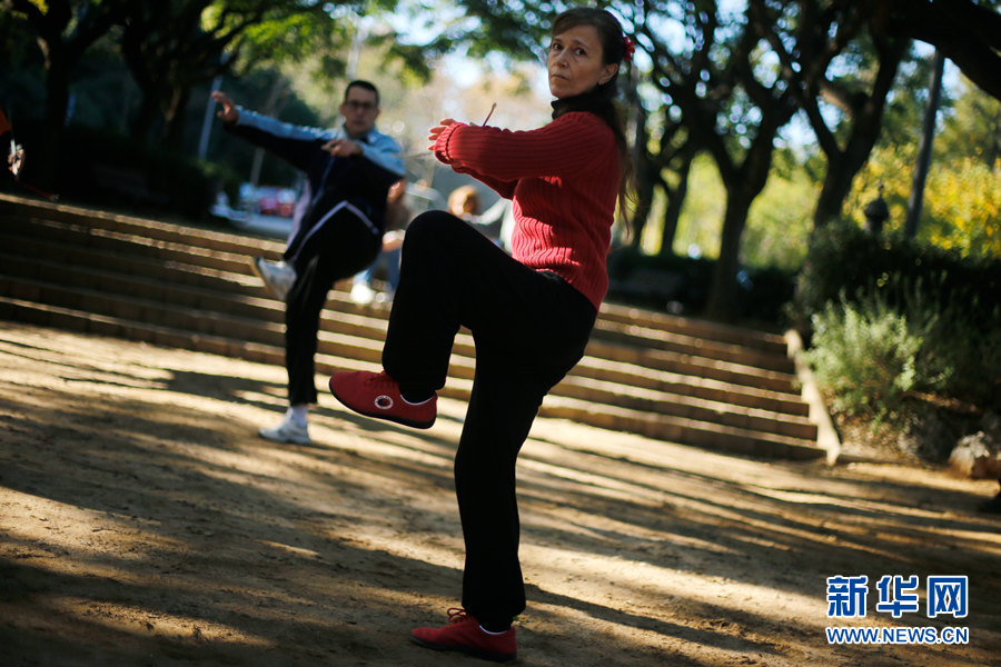 تعلم السيدة غوادالوبي تلاميذها ممارسة ملاكمة تاي جي في 6 ديسمبر عام 2014 في جبل مونتجويك ببرشلونة. وتلقي الدروس هنا كل نهاية أسبوع.