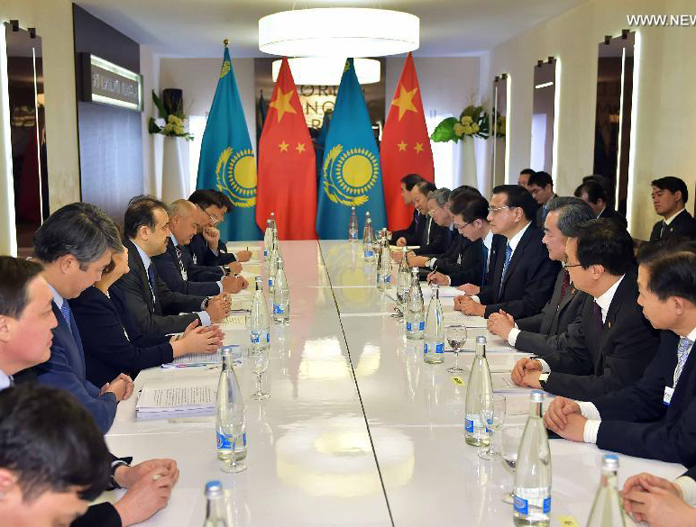 الصين وقازاقستان تتعهدان بدفع التعاون الثنائي في الطاقة الجديدة والسكك الحديدية
