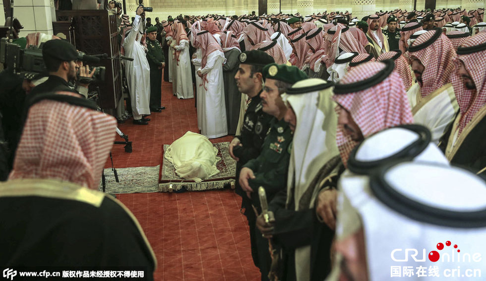 المواطنون السعوديون يبايعون سلمان ملكا ومقرن وليا للعهد