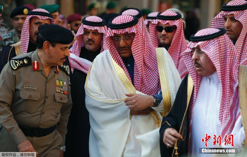 المواطنون السعوديون يبايعون سلمان ملكا ومقرن وليا للعهد