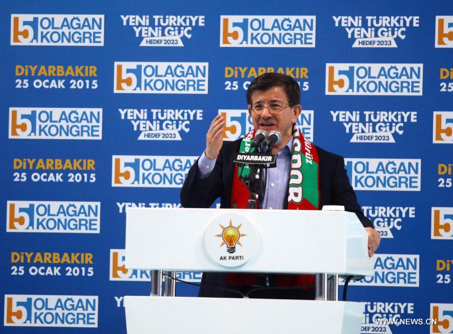 رئيس الوزراء التركي يتعهد بدفع عملية السلام مع الأكراد