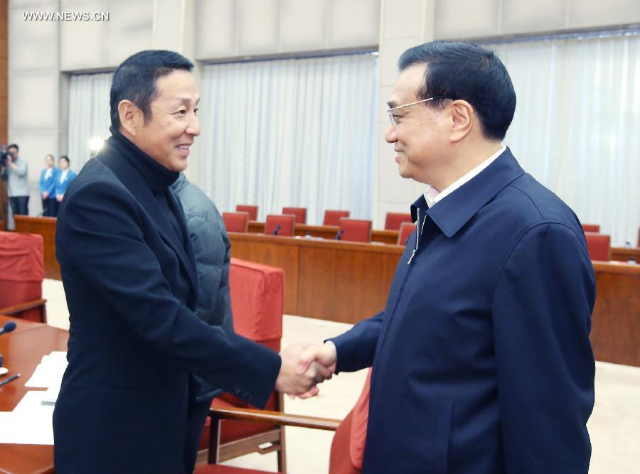 رئيس مجلس الدولة الصيني يستمع لآراء خلال اجتماع بشأن تقرير عمل الحكومة