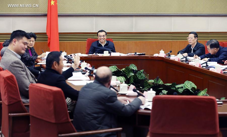 رئيس مجلس الدولة الصيني يستمع لآراء خلال اجتماع بشأن تقرير عمل الحكومة