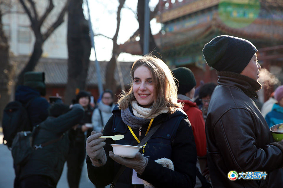 توزيع حساء "لاباشو" مجانيا في بكين 