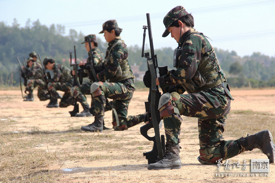 تدرب الجنديات الصينيات على المهارات الفائقة فى المناورة