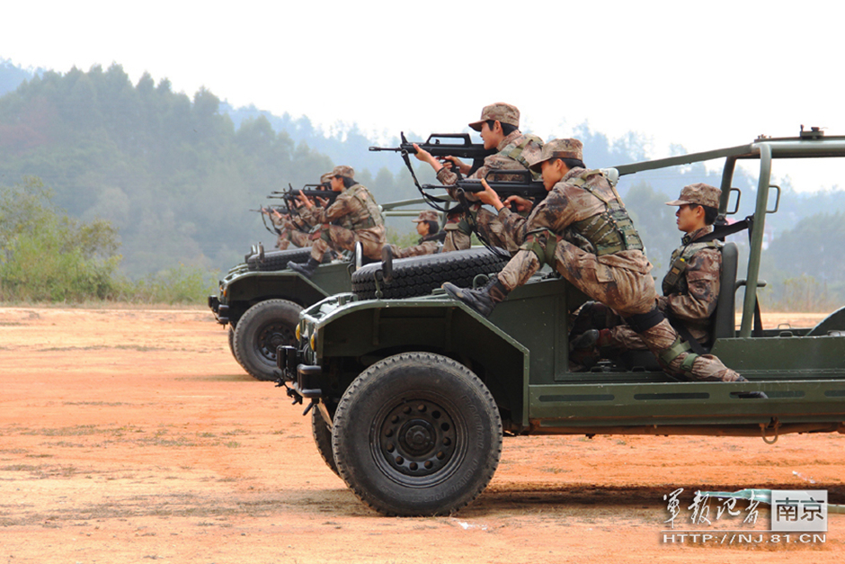 تدرب الجنديات الصينيات على المهارات الفائقة فى المناورة