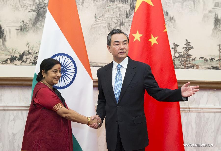 وزير خارجية الصين يجري محادثات مع نظيرته الهندية