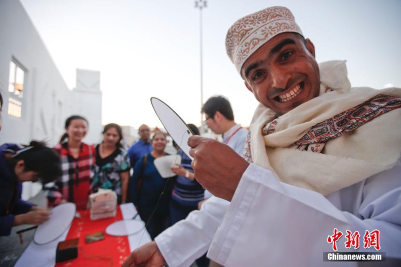 فن التطريز الصيني يتألق خلال مهرجان مسقط الفني