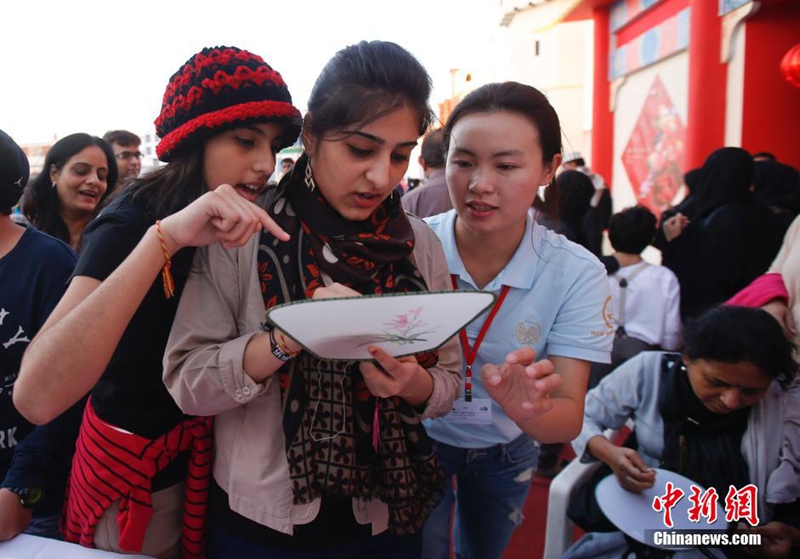 فن التطريز الصيني يتألق خلال مهرجان مسقط الفني