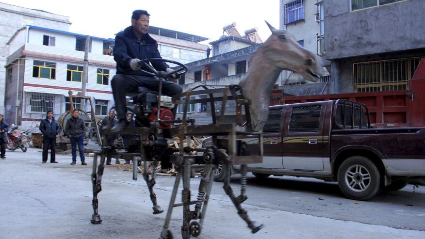 مسن صيني في الستين يصنع "حصان آلي"