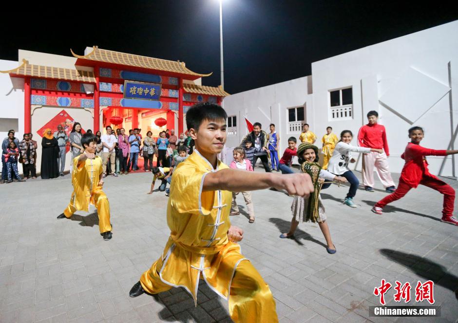 ينظم جناح الصين في الدورة 15 لمهرجان مسقط الدولي للفنون "دروس الكونغ فو الصيني" في 7 فبراير الحالي في عمان.