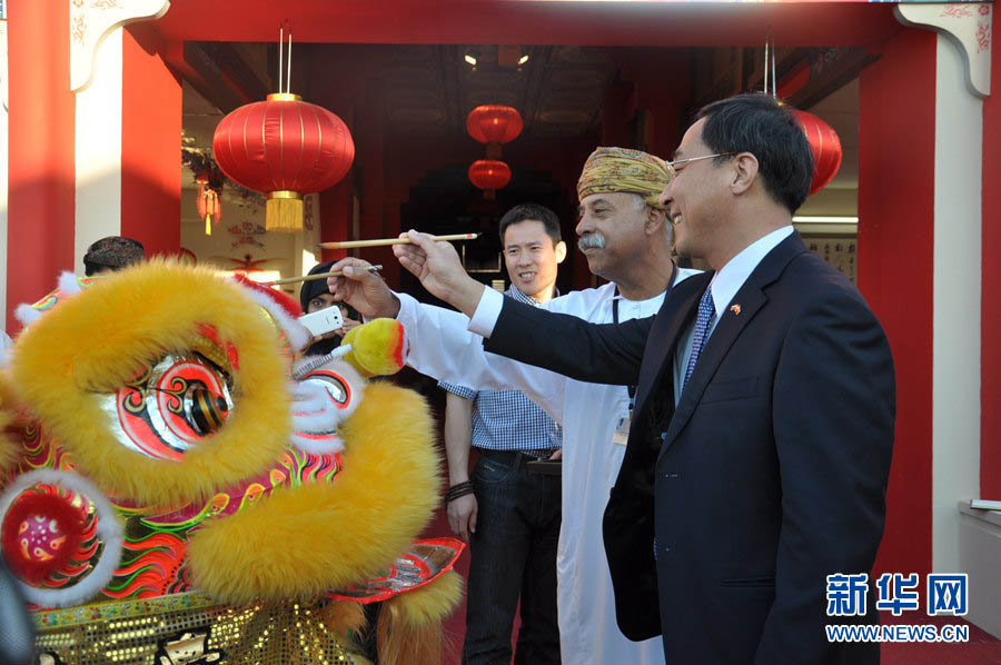 أقيمت مراسم افتتاح جناح الصين لمهرجان مسقط للفنون في مساء 27 فبراير، حيث يضيف السفير الصيني لدى عمان يوي فو لونغ ومسؤول عماني العيون للأسد. 