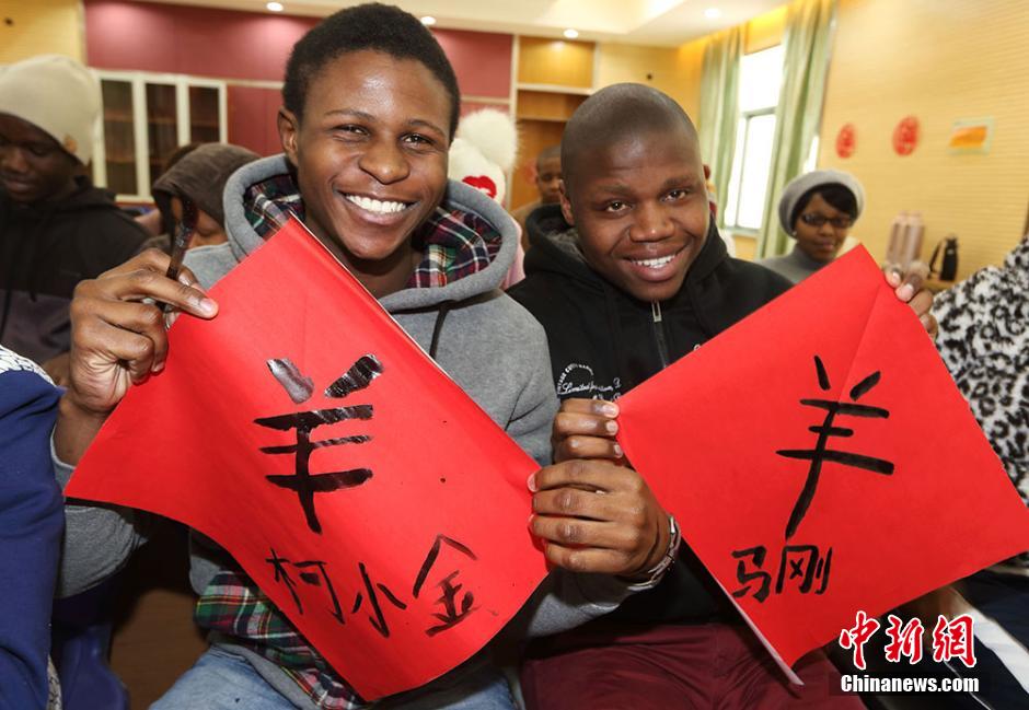 كيف يحتفل الطلاب الأجانب بعيد الربيع التقليدي الصيني؟