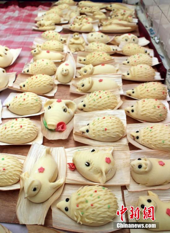 جمهور ويهاي يطبخ خبز عناب لاستقبال عام الخروف الصيني 