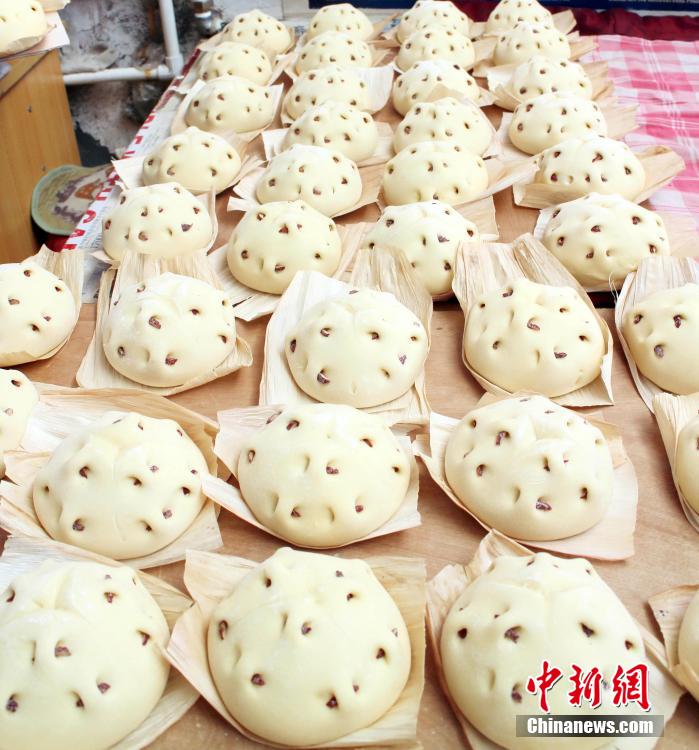 جمهور ويهاي يطبخ خبز عناب لاستقبال عام الخروف الصيني 
