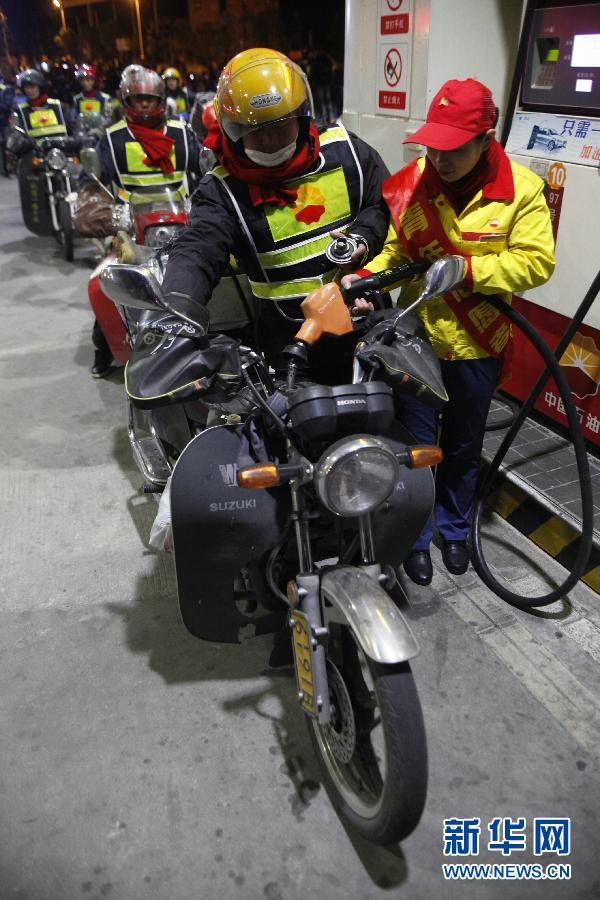 9 فبراير، مدينة تشوانتشو بفوجيان، العائدون يقفون في صف طويل لشحن البنزين مجانا.
