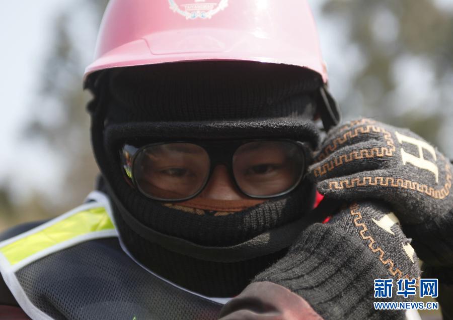 9 فبراير، مدينة لونغ يانغ بمقاطعة فوجيان، العائدون يرتدون الخوذات والنظارات المكافحة للهواء، ويستعدون لمواصلة الرحلة.