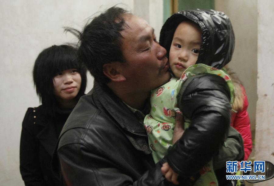 مساء 9 فبراير، مدينة روي جين بمقاطعة جيانغشي، تشونغ فولين، الثاني على اليسار،ما إن وصل إلى البيت حتى هرول  لإحتضان وتقبيل حفيده الصغير، الذي بلغ ربيعه الثاني.