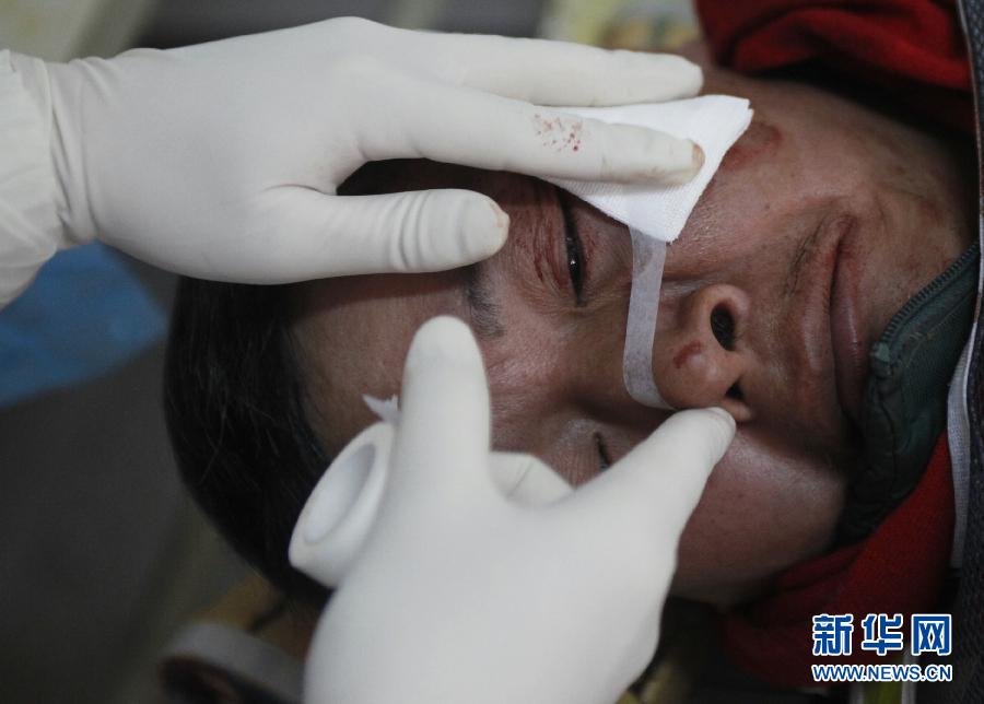 9 فبراير، مدينة لونغ يانغ بمقاطعة فوجيان، أحد العائدين إصطدم بسائق يقود دراجة كهربائية. والطبيب بصدد معالجة جروحه.