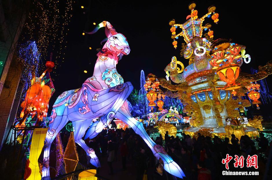 افتتاح مهرجان تسيقونغ الدولي للمصابيح احتفالا بعيد الربيع الصيني 