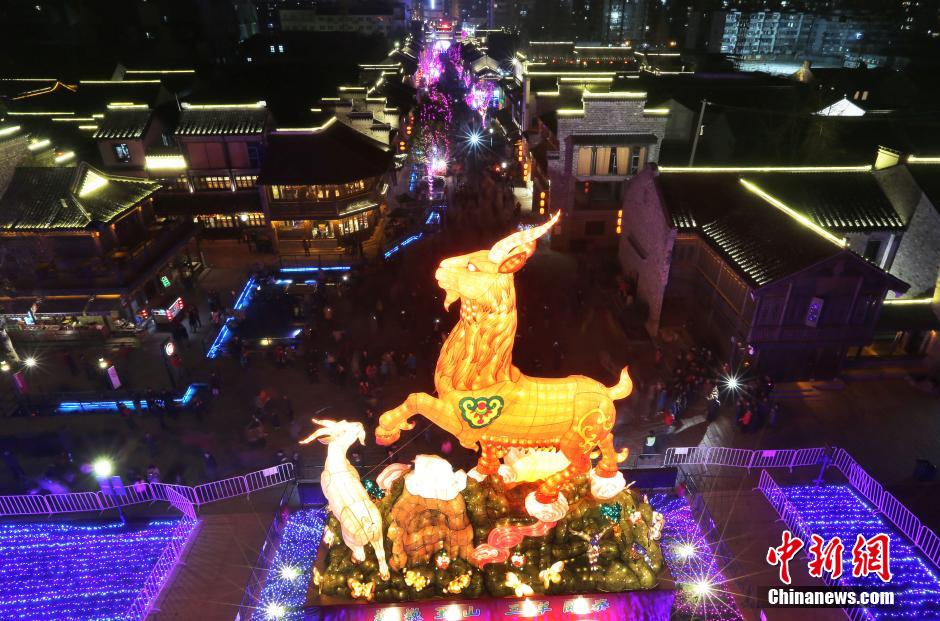 افتتاح مهرجان تسيقونغ الدولي للمصابيح احتفالا بعيد الربيع الصيني 