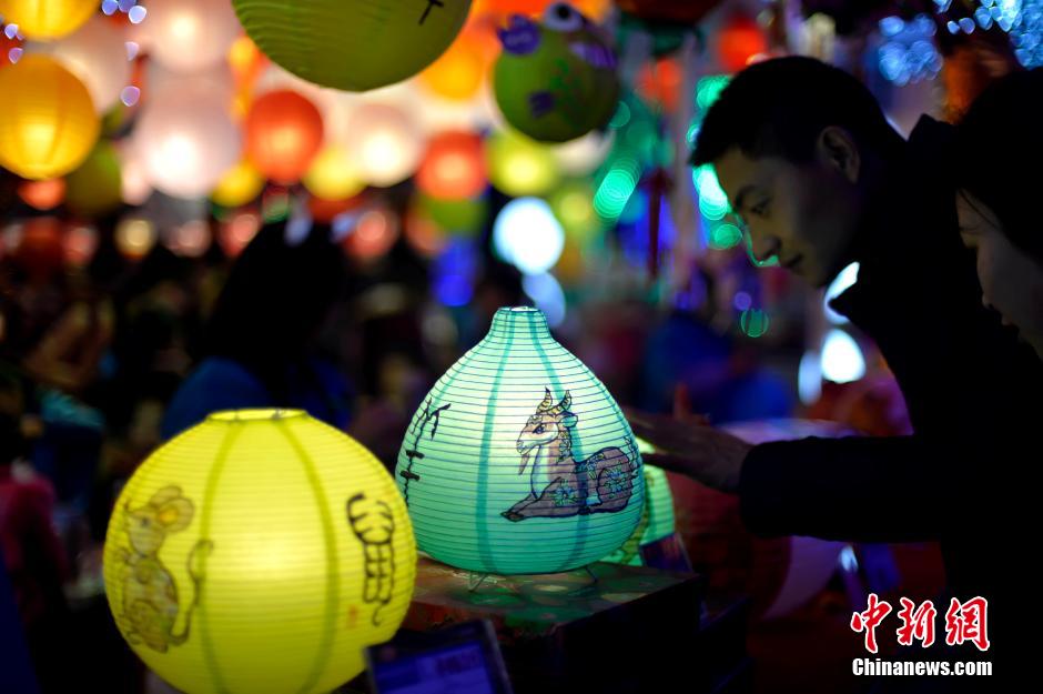 افتتاح مهرجان تسيقونغ الدولي للمصابيح احتفالا بعيد الربيع الصيني 