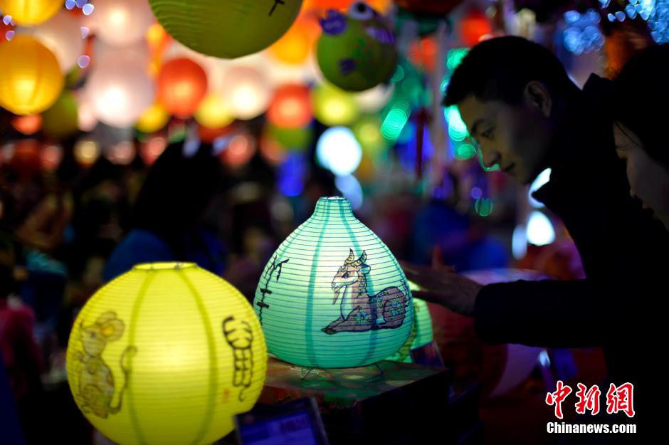 افتتاح مهرجان تسيقونغ الدولي للمصابيح احتفالا بعيد الربيع الصيني 