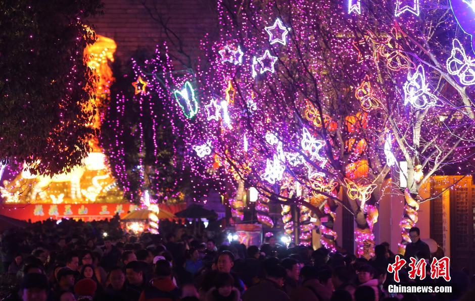 افتتاح مهرجان تسيقونغ الدولي للمصابيح احتفالا بعيد الربيع الصيني 