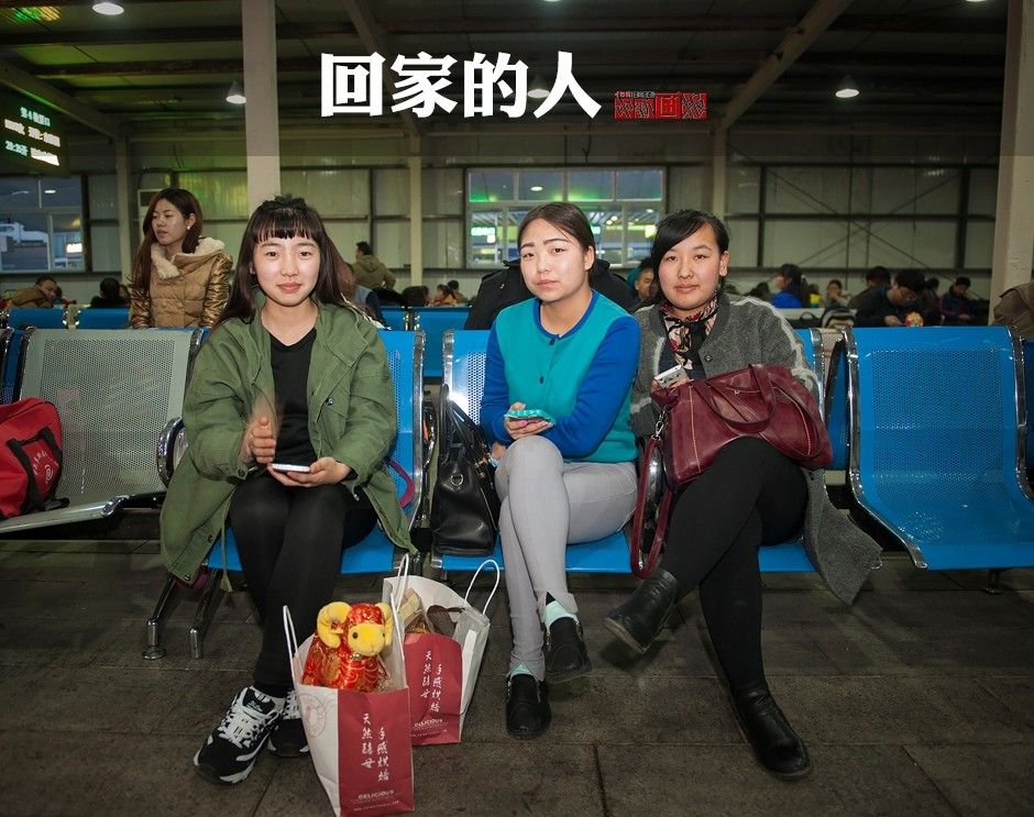 ثلاث طالبات جئن من منغوليا الداخلية ينتظرن القطار في محطة بكين الغربية للقطارات في 10 فبراير الحالي. يأخذن أنواع مختلفة من الهدايا التذكارية لإهدائها إلى أقربائهن.   