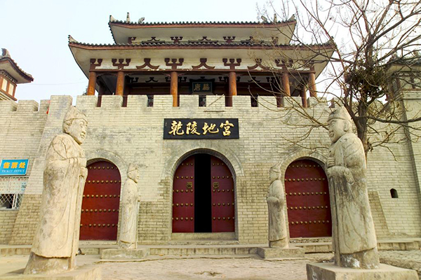ضريح تشين شي هوانغ – القصر الملكي الأول في الصين 