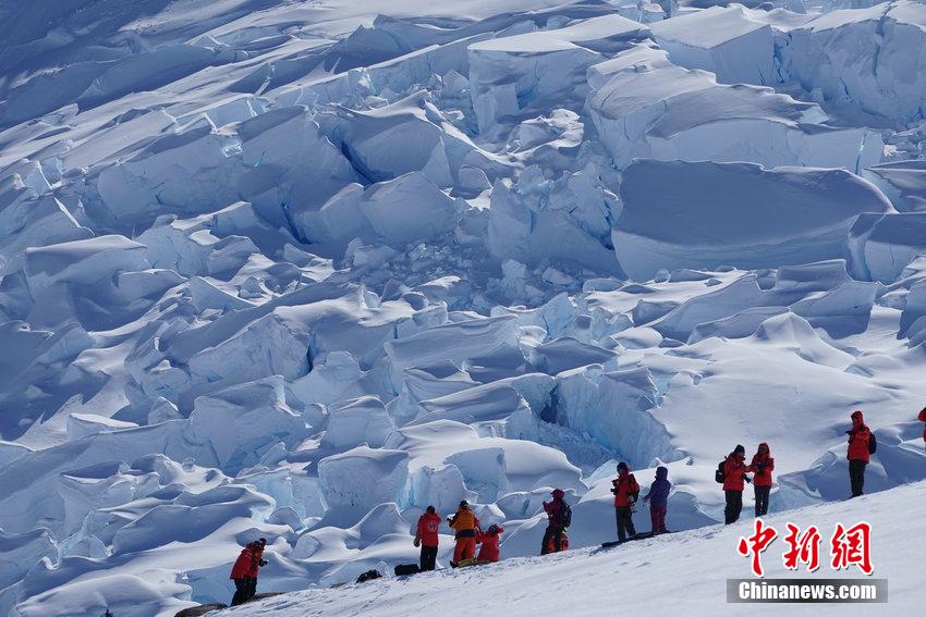 الموجة السياحية تمثل اختبارا كبيرا للبيئة الإيكولوجية في القطب الجنوبي