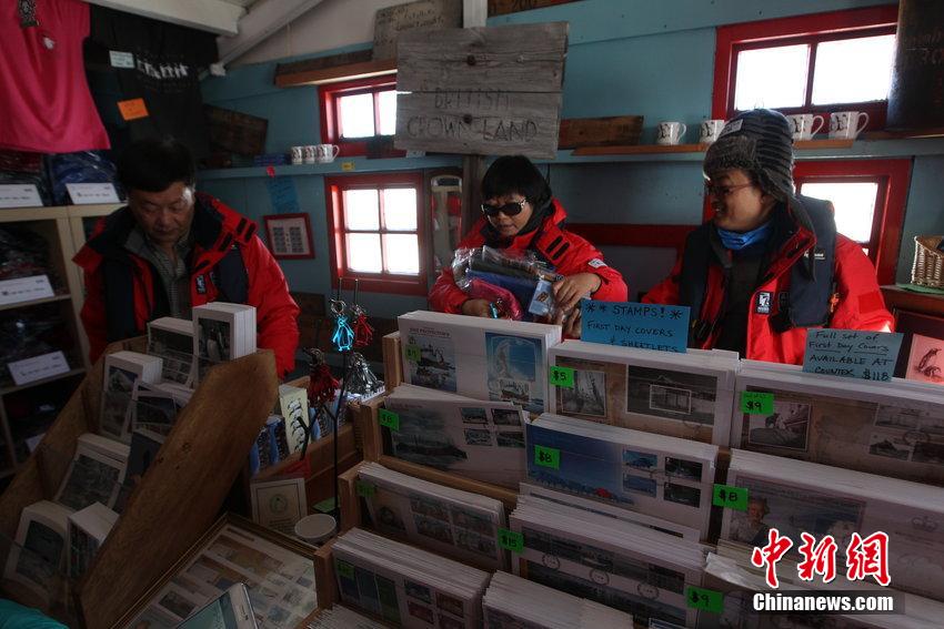 يقوم السياح الصينيون بالتسوق في محطة البحوث البريطانية بالقطب الجنوبي في 11 نوفمبر عام 2014.