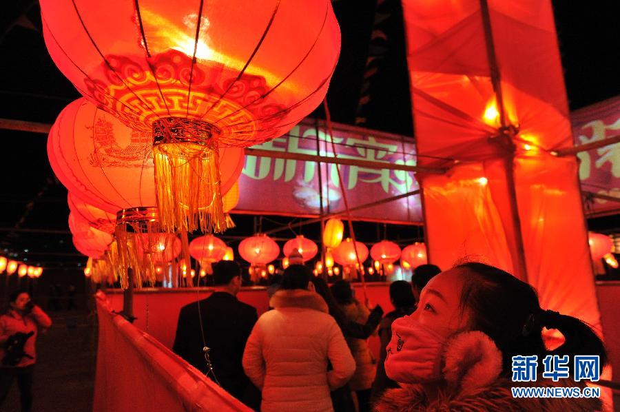 الصينيون يحتفلون بعيد الفوانيس بفرح وسرور