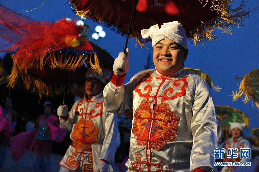 الصينيون يحتفلون بعيد الفوانيس بفرح وسرور