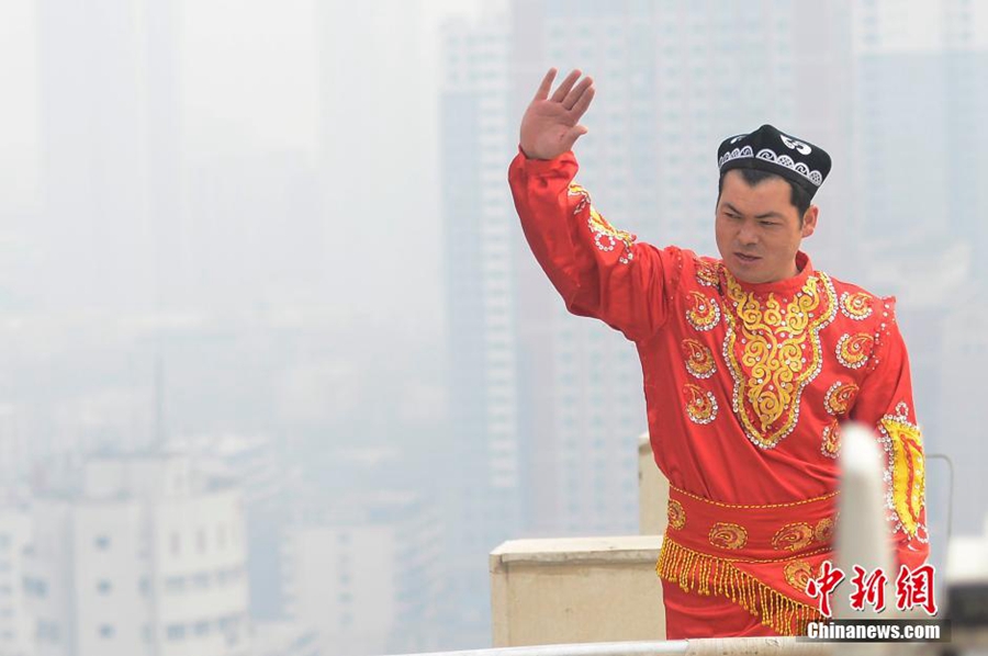 صيني يسجل رقما قياسيا بالسير على سلك بارتفاع 190 مترا 
