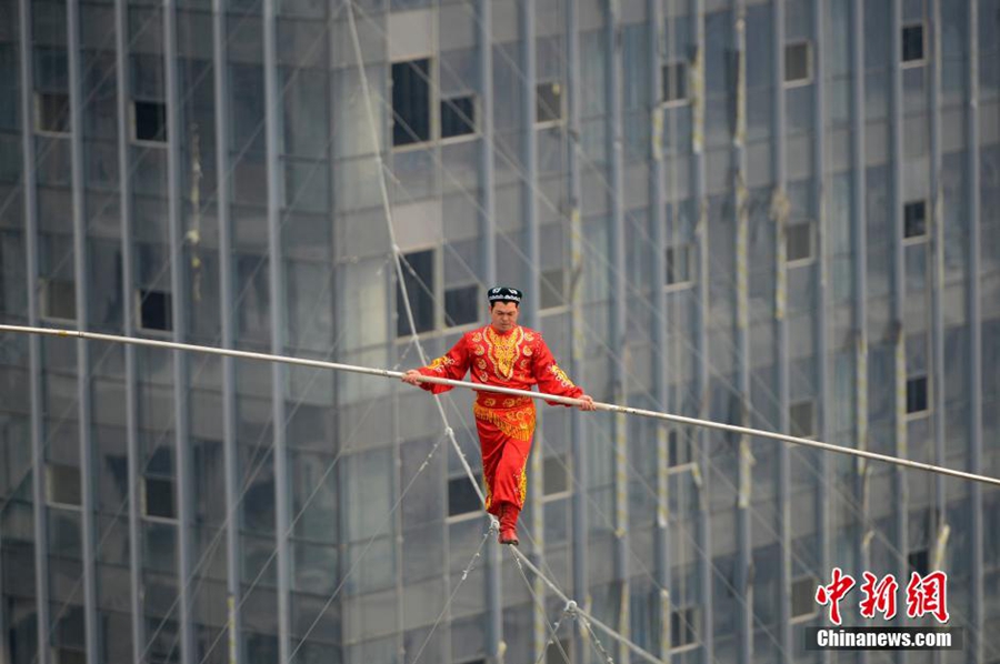 صيني يسجل رقما قياسيا بالسير على سلك بارتفاع 190 مترا 