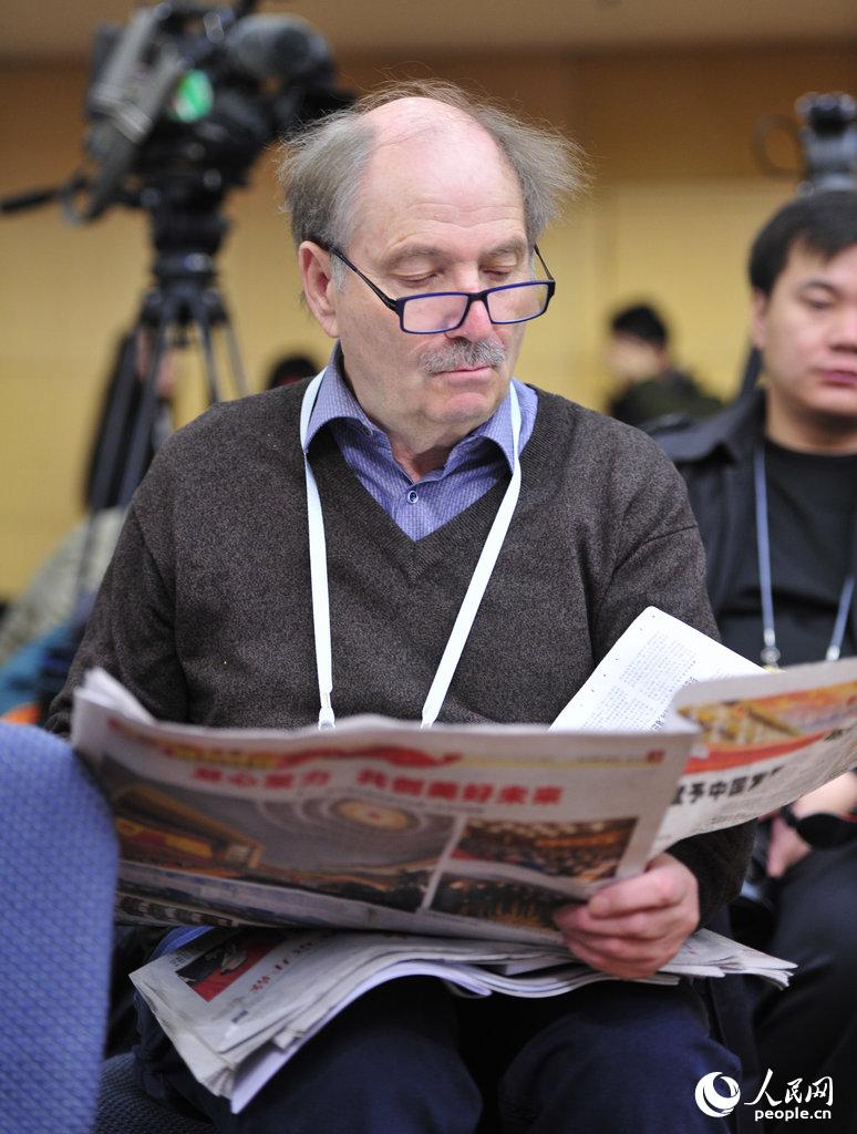 الصحفيون الأجانب يتابعون "الدورتين" فى الصين