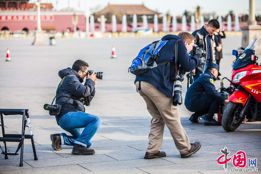 الصحفيون الأجانب يتابعون "الدورتين" فى الصين