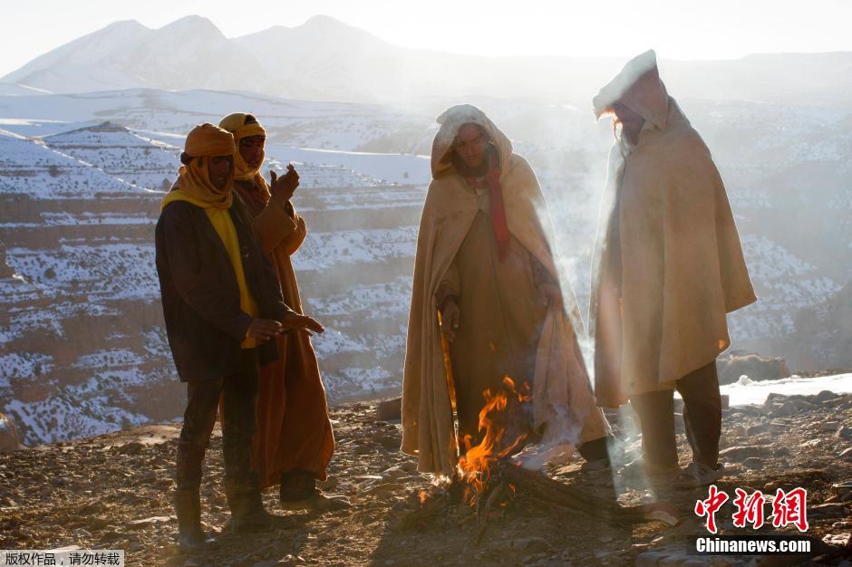 قصة بالصور:  المغربيون الذين يعيشون على قمم الجبال الثلجية