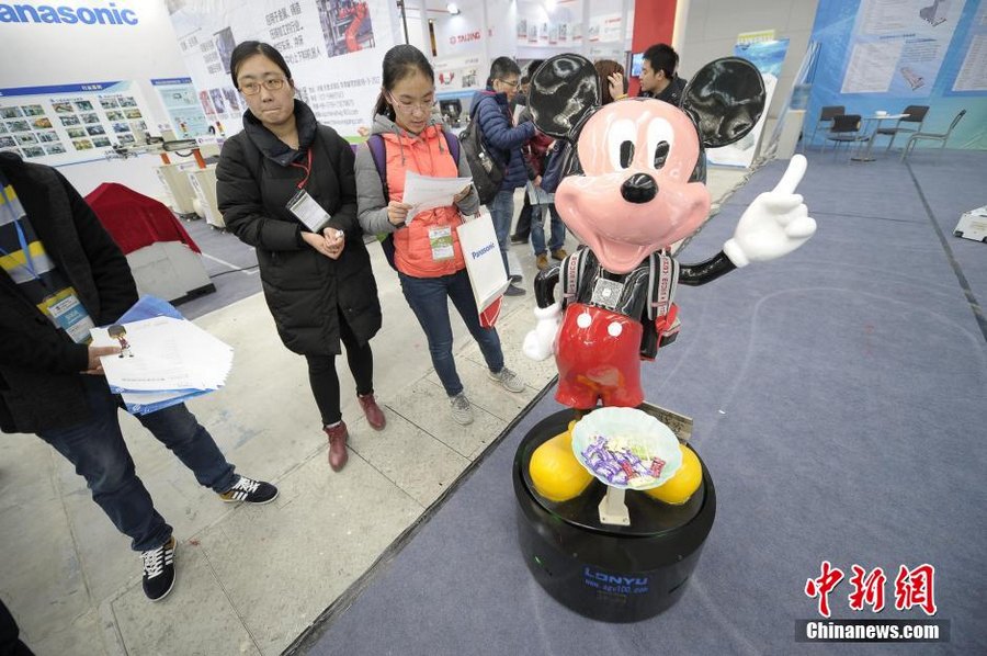 روبوت صيني الصنع يظهر الحلم الصيني في التكنولوجيا العالية