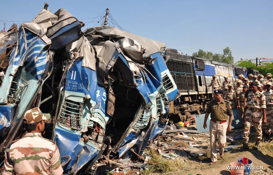 ارتفاع حصيلة قتلى حادث خروج قطار عن القضبان في الهند إلى 38 شخصا