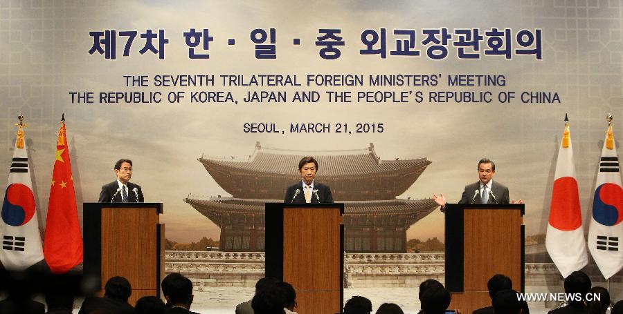 وزراء خارجية الصين وكوريا الجنوبية واليابان يتعهدون بتعزيز آلية التعاون