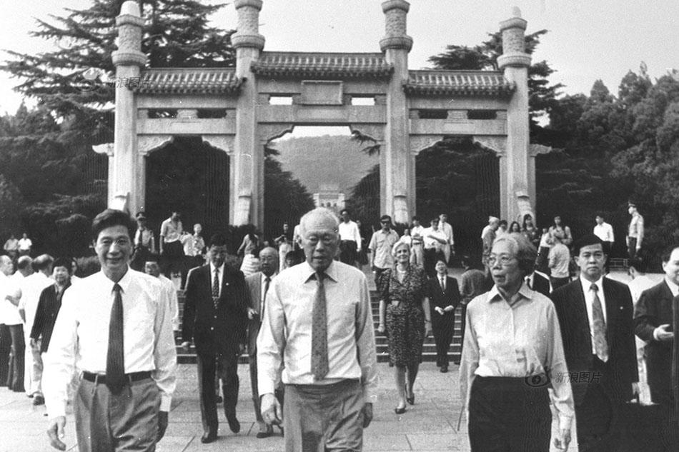 زار لي كوان يو ضريح صن يات صن في نانجينغ عام 1994