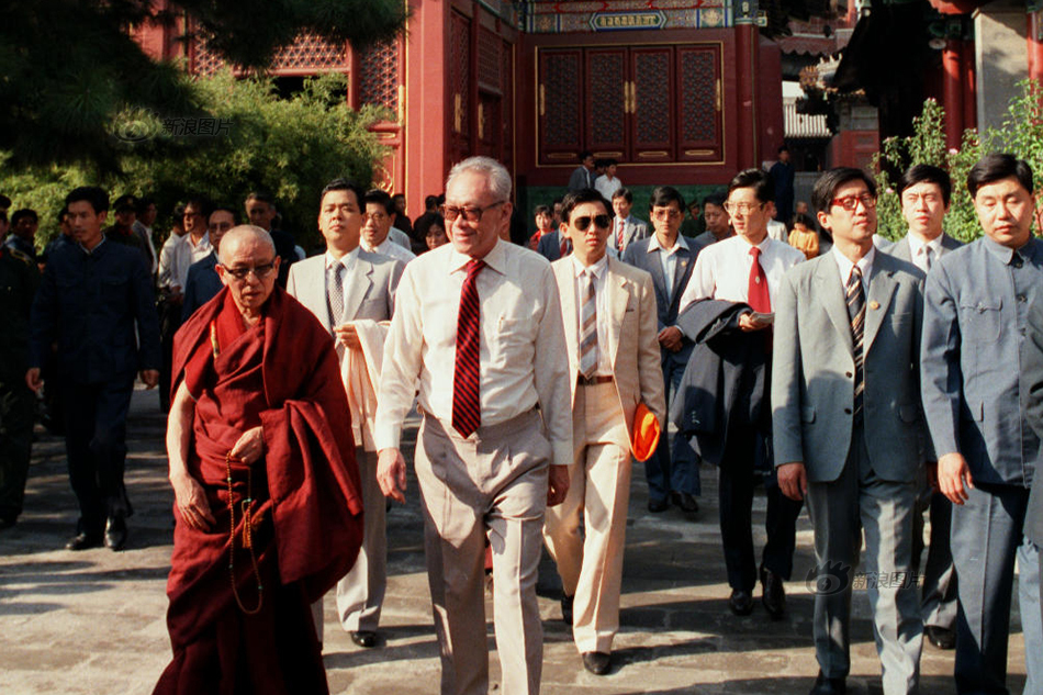 سبتمبر عام 1985، زار لي كوان يو قصر لاما ببكين