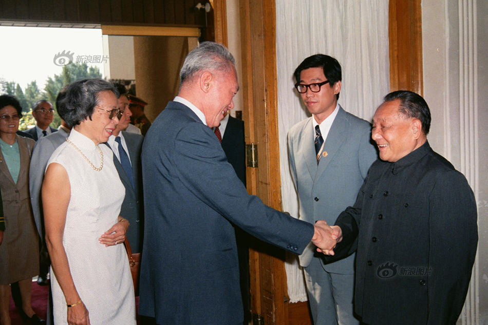 سبتمبر عام 1985، اجتمع دنغ شياو بينغ مع لي كوان يو ببكين