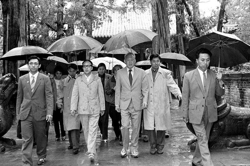 سبتمبر عام 1985، زار لي كوان يو مقابر أسرة كونغفوشيوس