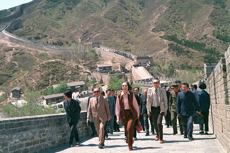 مايو عام 1976، زار لي كوان يو وعقيلته سور الصين العظيم