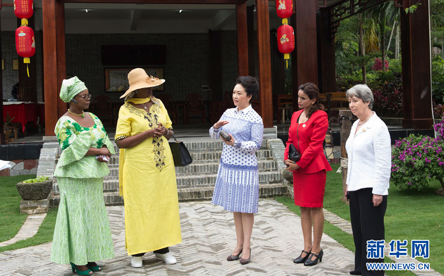 سيدة الصين الأولى ترافق عددا من زوجات الزعماء الأجانب المشاركين في منتدى بواو الآسيوى للعام 2015 في زيارة الى قرية في هاينان