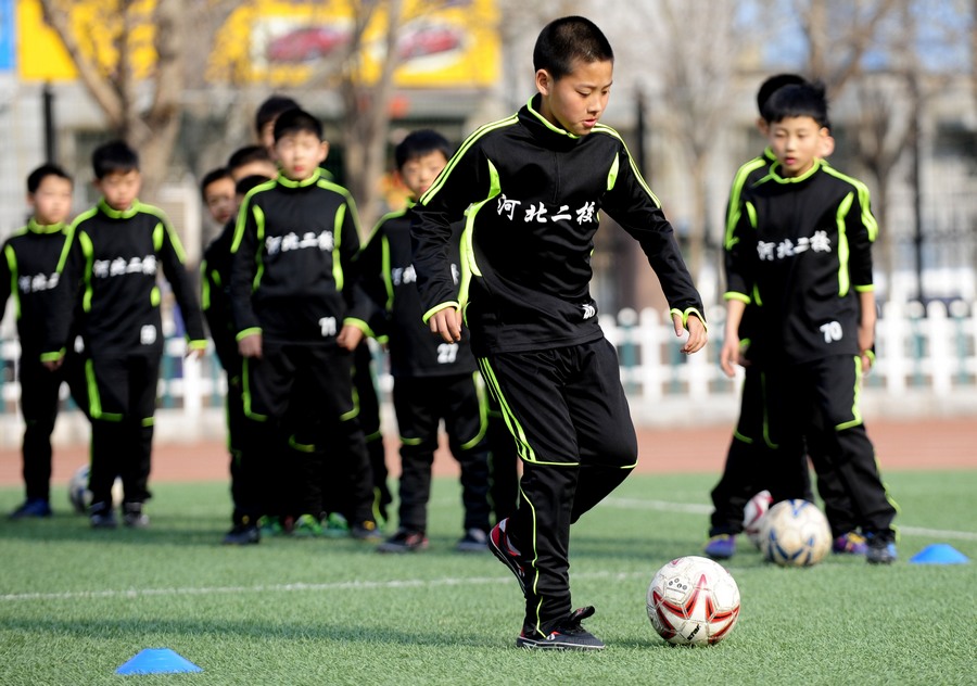 نشاط كرة قدم في مدرسة إبتدائية